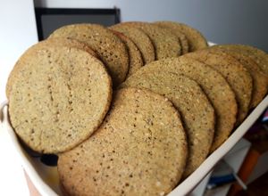 Una foto de Crackers de avena comino y semillas