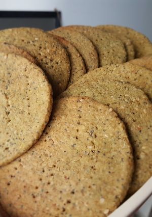 Una foto de Crackers de avena comino y semillas