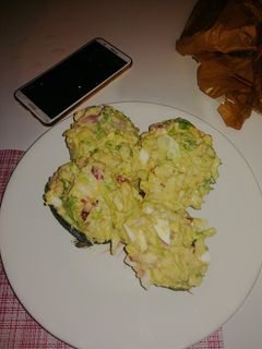 Una foto de Aguacates rellenos de atún
