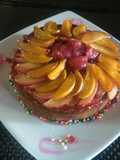 Torta de uva con coulis de fresa, caramelo de durazno y manzana