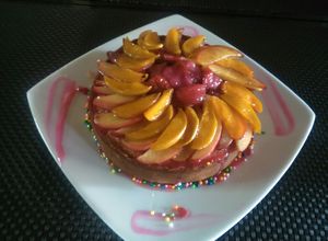 Una foto de Torta de uva con coulis de fresa, caramelo de durazno y manzana