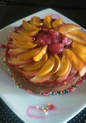 Una foto de Torta de uva con coulis de fresa, caramelo de durazno y manzana