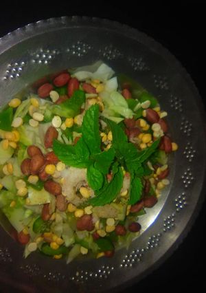 A picture of Mix-mint-leaves-salad.