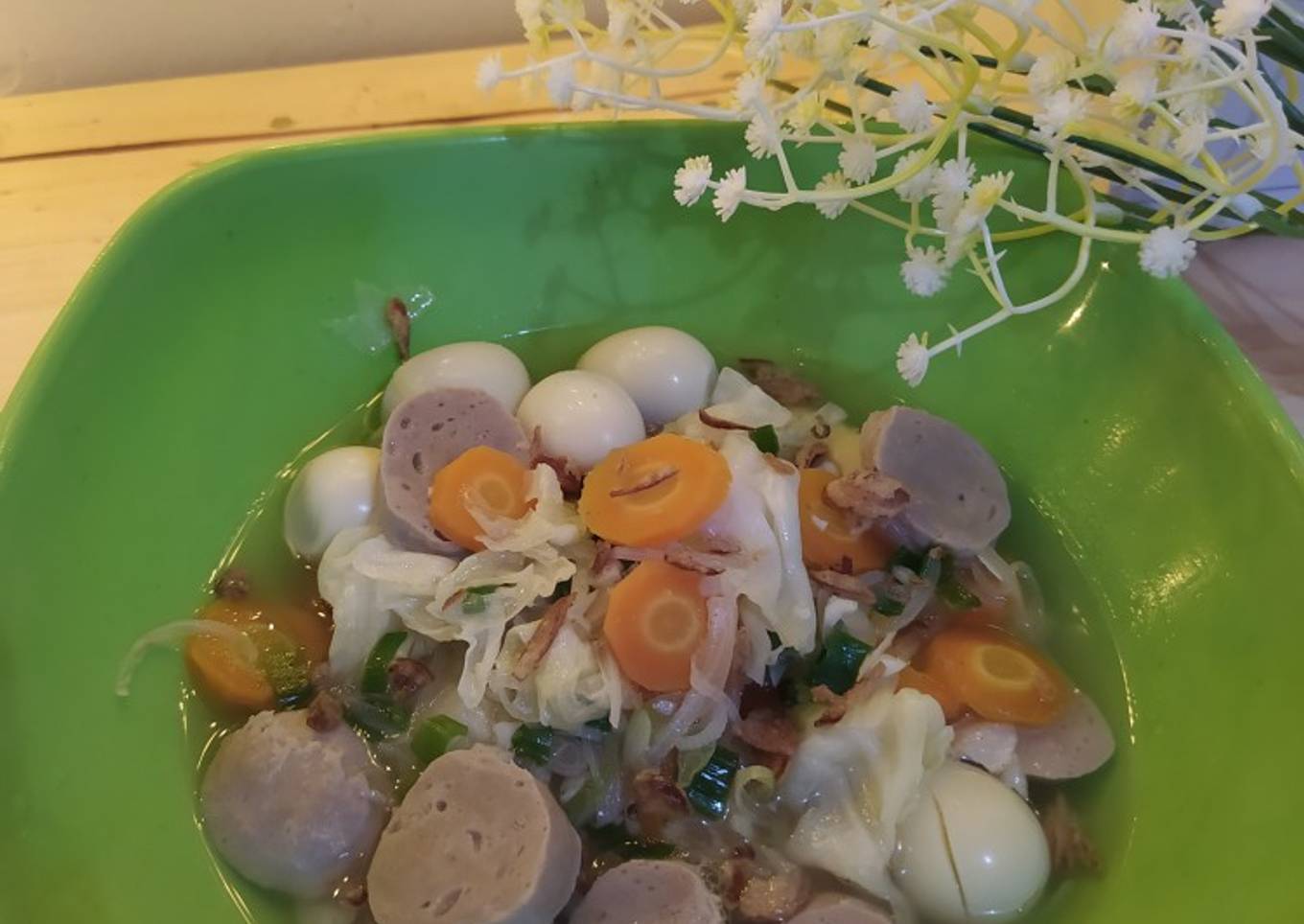 Sup telur dengan pangsit sayuran