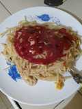Pasta con huevo, queso y ketchup