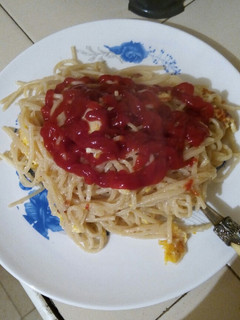 Una foto de Pasta con huevo, queso y ketchup