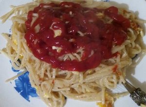 Una foto de Pasta con huevo, queso y ketchup