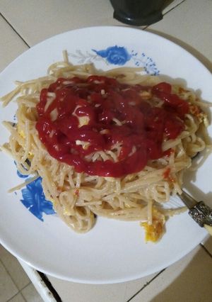 Una foto de Pasta con huevo, queso y ketchup