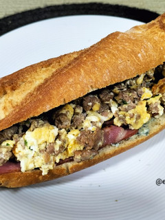 Una foto de Bocadillo de revuelto de hamburguesa con bacon y queso azul