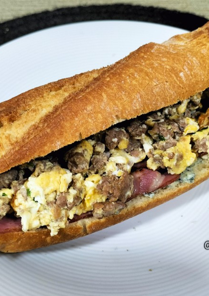 Una foto de Bocadillo de revuelto de hamburguesa con bacon y queso azul