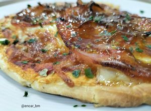 Foto principal de Pizza-naan de magreta y cebolla a la naranja en airfryer