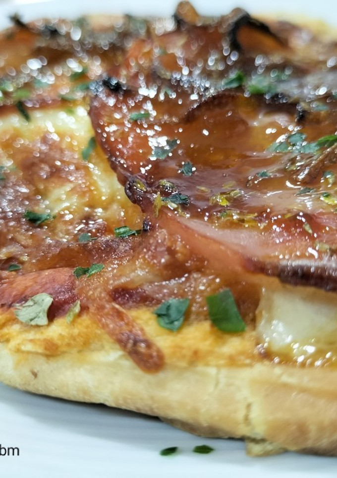 Una foto de Pizza-naan de magreta y cebolla a la naranja en airfryer
