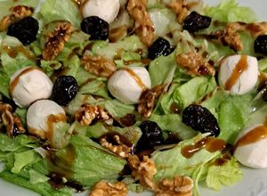 Foto principal de Ensalada rústica con perlas de higo y crema balsámica al Pedro Ximénez