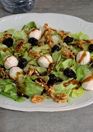 Una foto de Ensalada rústica con perlas de higo y crema balsámica al Pedro Ximénez