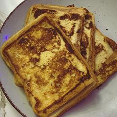 A picture of French toast / breakfast.