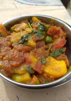 A picture of Tasty carrot potato peas😋😋😋 gajar aloo matar ki swadist sabji.