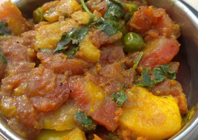 Tasty carrot potato peas😋😋😋 gajar aloo matar ki swadist sabji