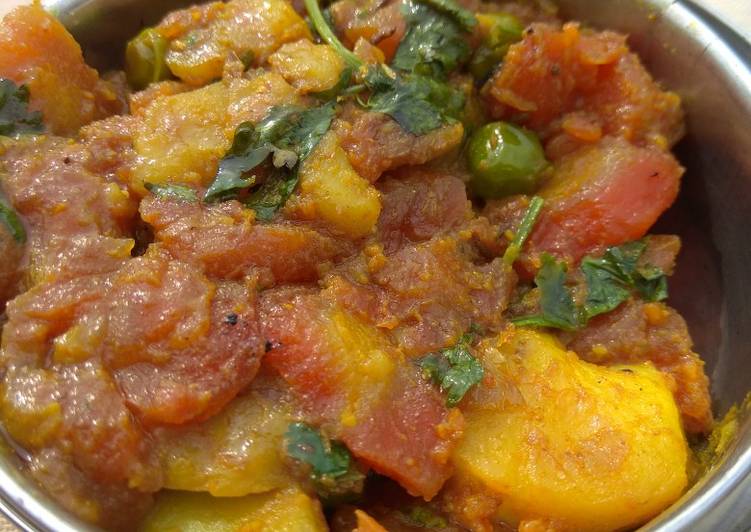 Steps to Make Perfect Tasty carrot potato peas😋😋😋 gajar aloo matar ki swadist sabji
