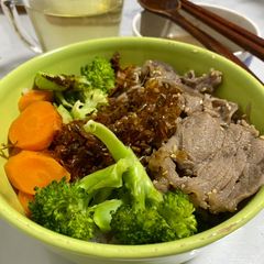 A picture of Beef with vegetables bowl (野菜牛丼).