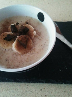 Una foto de Desayuno energético: porridge de avena con leche y plátano