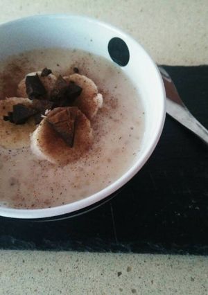 Una foto de Desayuno energético: porridge de avena con leche y plátano