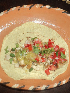 Una foto de Tacos rancheros de aldillita de cerdo a las dos salsas, estilo el Ocote