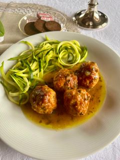 Una foto de Albóndigas de pechuga de pollo de campero en salsa verde