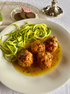 Una foto de Albóndigas de pechuga de pollo de campero en salsa verde
