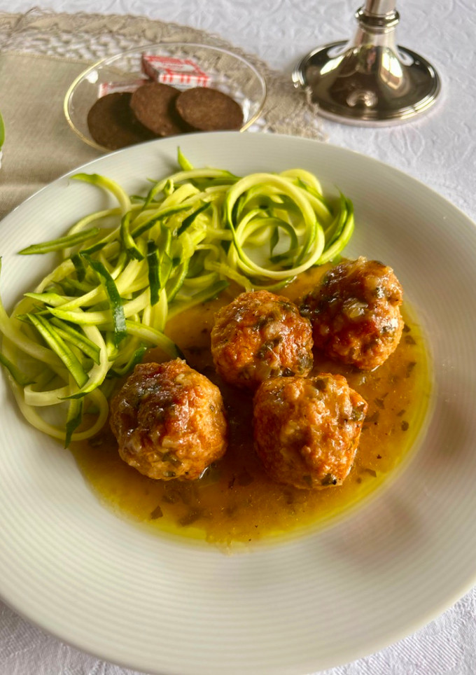Una foto de Albóndigas de pechuga de pollo de campero en salsa verde
