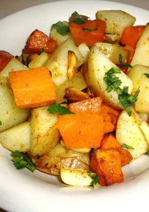 A picture of Garlic Roasted Potatoes & Squash.