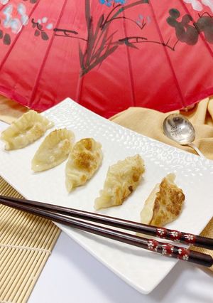Une photo de Gyoza poulet et chou chinois 🥬 🇨🇳