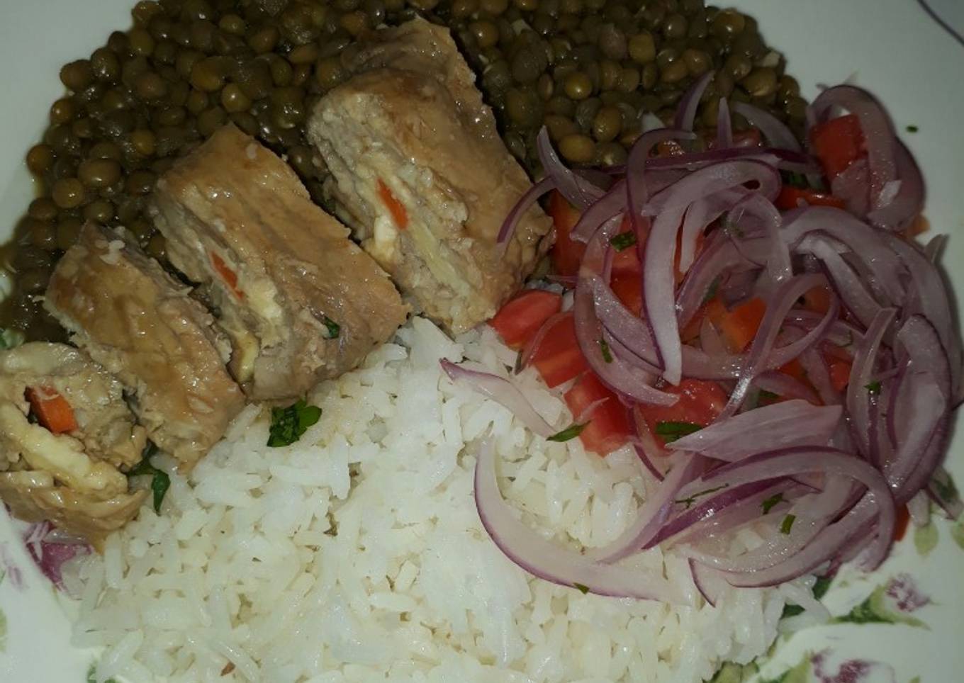 Lentejas con rollitos de pescado
