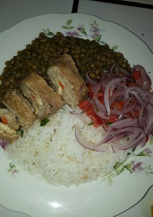 Una foto de Lentejas con rollitos de pescado