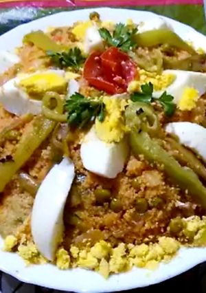 Une photo de Tamakfoult (couscous avec les restes des légumes a la vapeur)