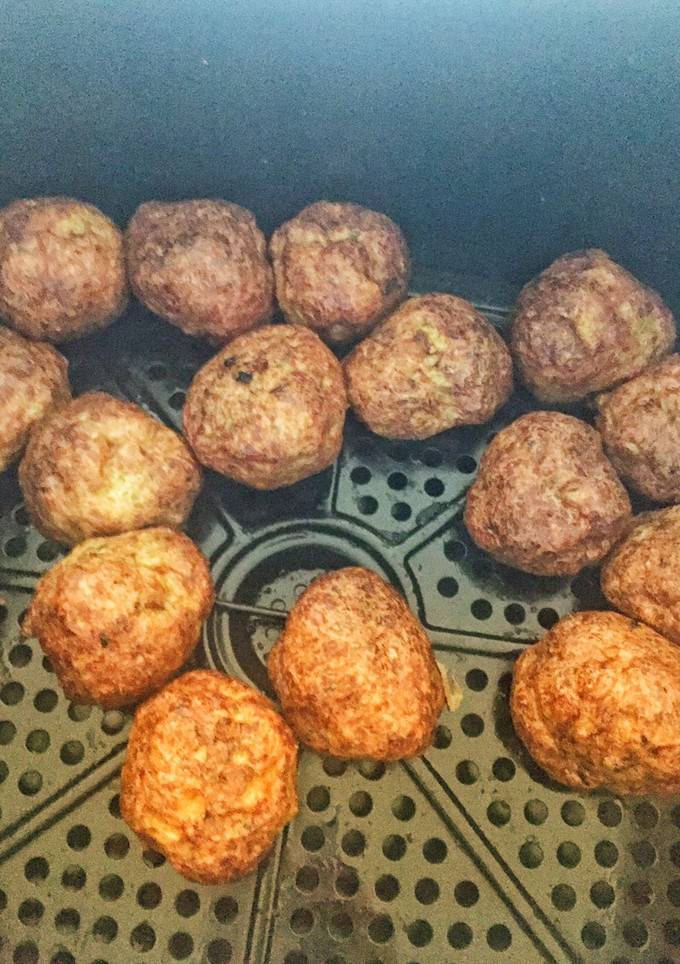 Una foto de Albóndigas de pollo en air fryer