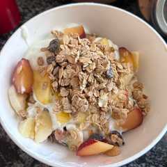 Una foto de Yogurt con frutas y granola