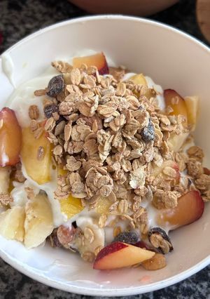 Una foto de Yogurt con frutas y granola