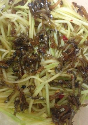 Hình của món Gỏi xoài xanh cá khô chua ngọt.
