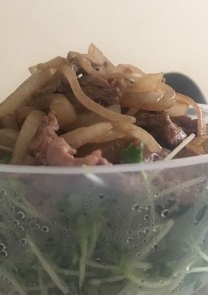 Hình của món Bò xào hành và rau mầm.