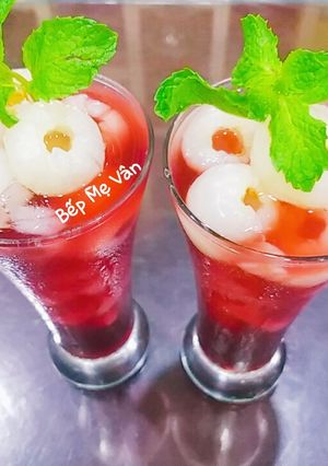 Hình của món Trà vải việt quất và hoa atiso đỏ.