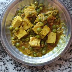 A picture of Matar paneer.