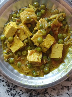 A picture of Matar paneer.