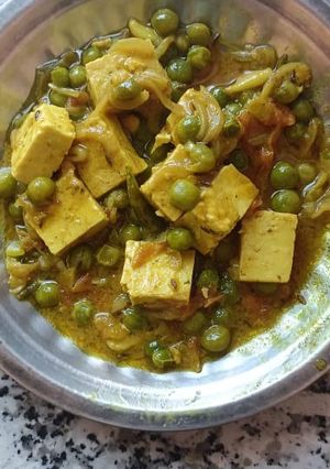 A picture of Matar paneer.