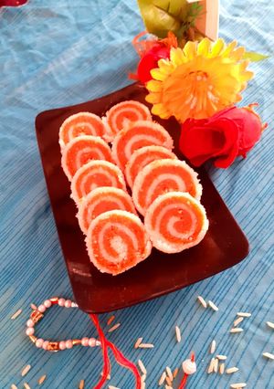 कोकोनट रोल मिठाई (coconut roll mithai recipe in Hindi) रेसिपी मुख्य फोटो