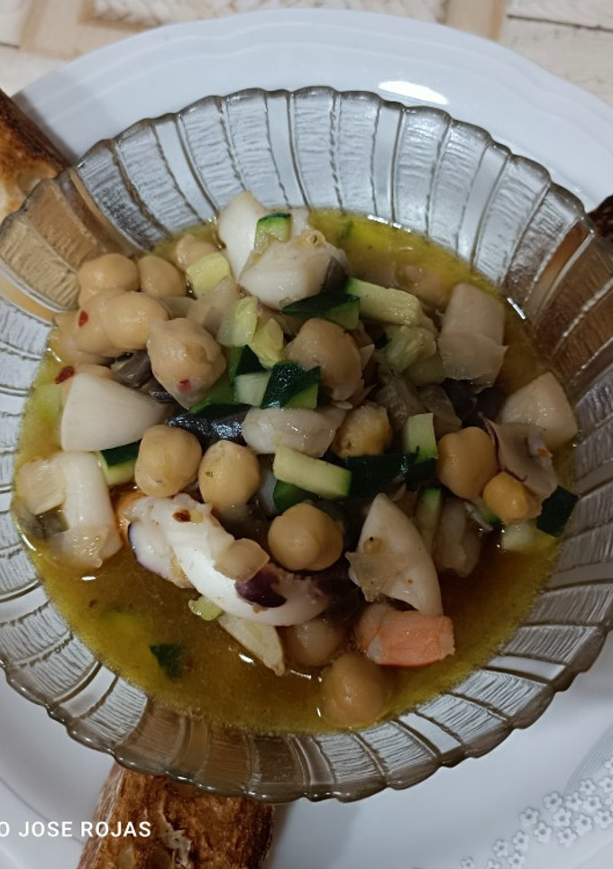 Una foto de Garbanzos, sepia y langostinos 😋😋😋😋