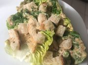Una foto de ensaladas de lechuga con frutas