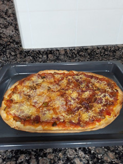 Una foto de Pizza de verduras jamón cocido y jamón serrano