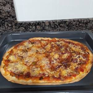 Pizza de verduras jamón cocido y jamón serrano