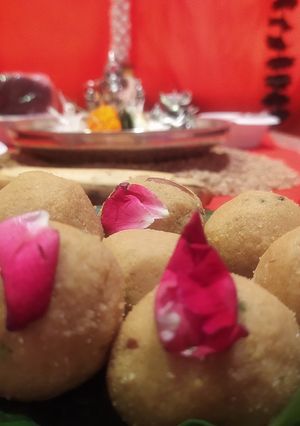 બેસન ના લાડુ (Besan ladoo recipe in Gujarati) રેસીપી મુખ્ય ફોટો
