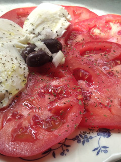 Una foto de Carpaccio de tomate de la huerta de Zaragoza